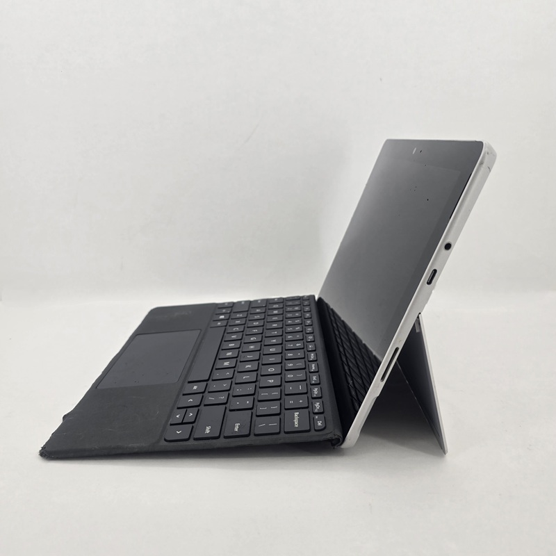 نمای کناری تبلت استوک مایکروسافت سرفیس گو: بدنه منیزیمی باریک و سبک، با پورت USB-C، جک هدفون، پورت سرفیس و پایه قابل تنظیم تا 165 درجه برای کاربری راحت.