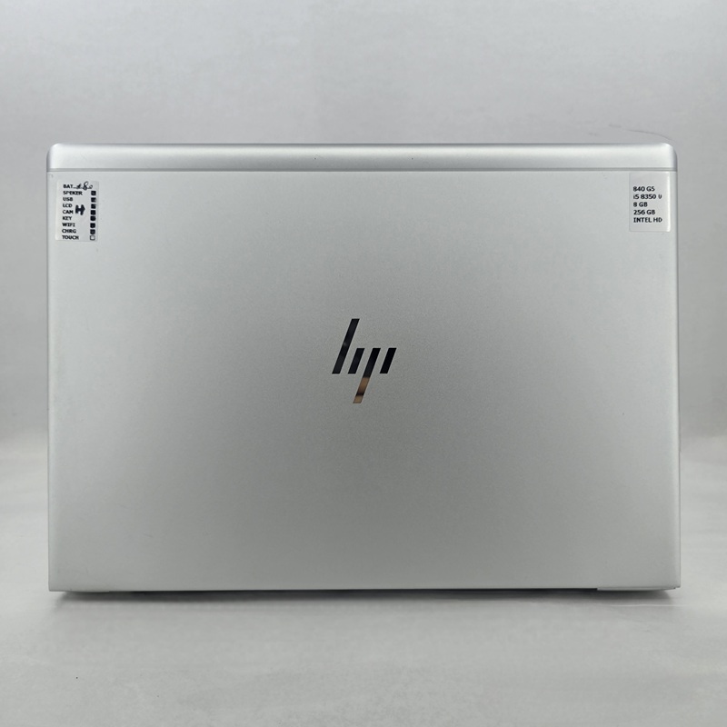 نمای پشت لپ تاپ استوک HP EliteBook 840 G5 با بدنه آلومینیومی نقره‌ای، طراحی ظریف و زاویه‌دار، لولاهای صاف و مقاوم، و لوگوی جدید HP که ظاهری شیک و حرفه‌ای را به نمایش می‌گذارد.