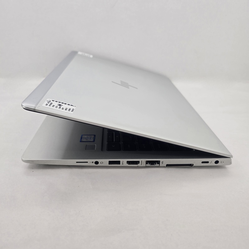 بدنه‌ی آلومینیومی نقره‌ای و باریک HP EliteBook 840 G5 با طراحی شیک و زاویه‌دار، دارای لولاهای صاف و مستحکم، پورت‌های متنوع (USB-C، USB 3.0، HDMI) در کناره‌ها و لوگوی جدید HP در پشت صفحه‌نمایش.