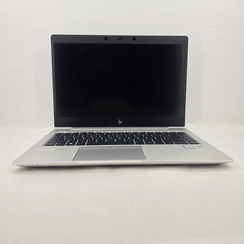 نمای جلوی لپ تاپ استوک HP EliteBook 840 G5 با بدنه آلومینیومی نقره‌ای براق، طراحی ظریف و مدرن، صفحه نمایش 14 اینچی Full HD با حاشیه‌های باریک، کیبورد با نور پس‌زمینه و لوگوی HP در مرکز درب