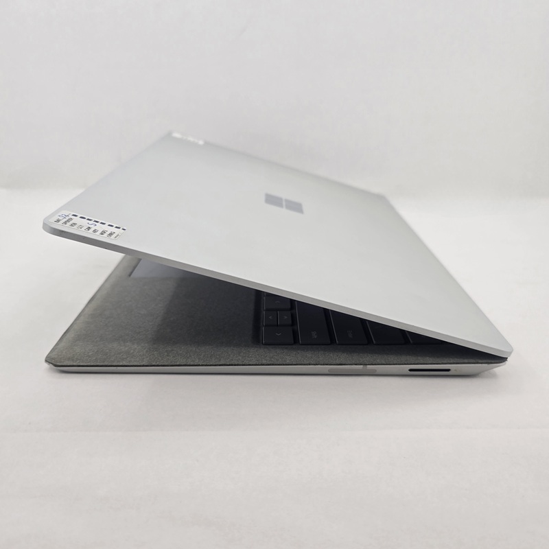 نمای کنار لپ تاپ استوک Microsoft Surface Laptop 2 با طراحی باریک و مینیمال، بدنه آلومینیومی صیقلی و لبه‌های گرد، مجهز به پورت USB 3.0، Mini DisplayPort و Surface Connect، با وزن حدود 1.2 کیلوگرم