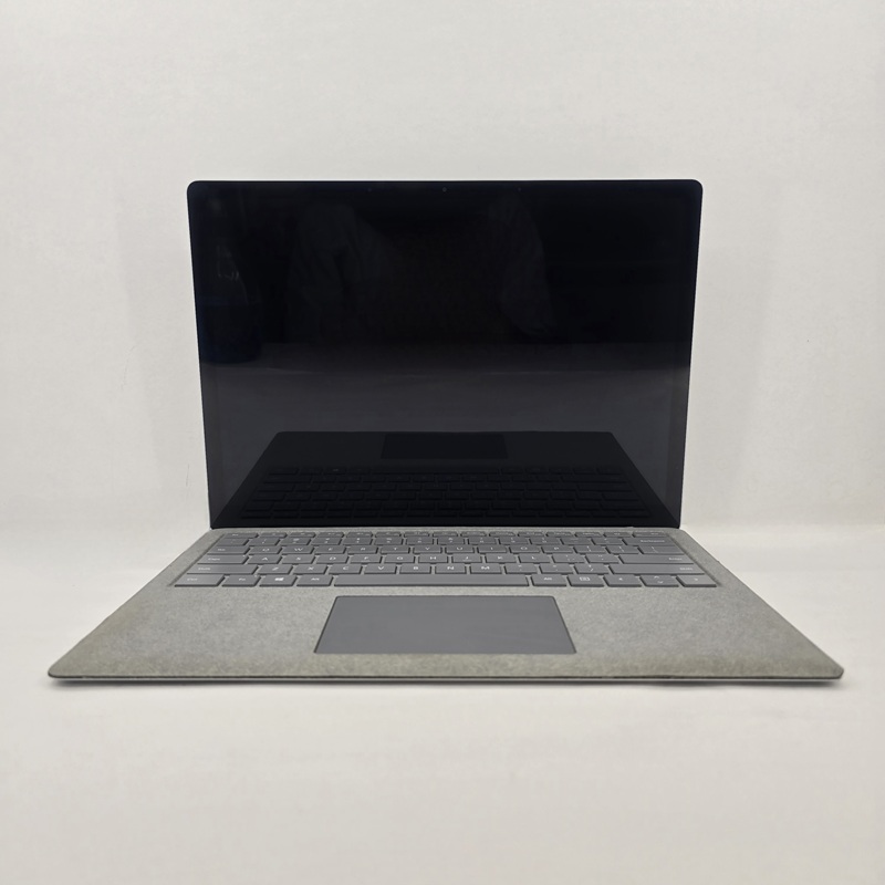 نمای جلوی لپ‌تاپ استوک Microsoft Surface Laptop 2 با صفحه‌نمایش لمسی 13.5 اینچی PixelSense، رزولوشن 2256x1504، حاشیه‌های باریک و بدنه آلومینیومی
